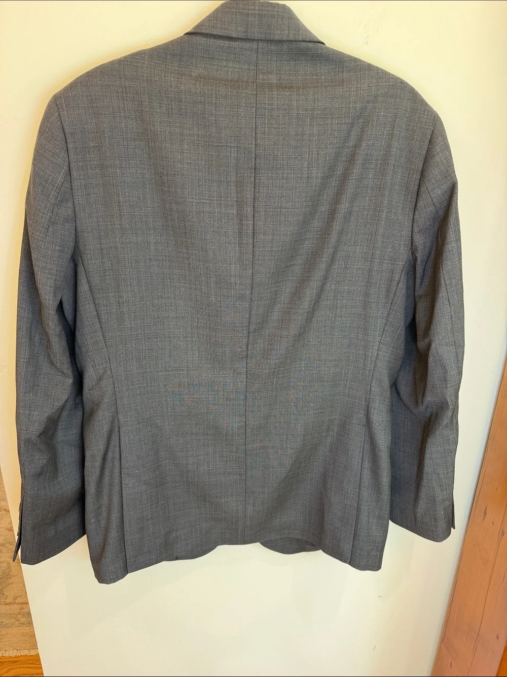 Jos. A. Bank Gray Men's Sport Coat w/Very Light Purple/Blue Grid Pattern, 39R
